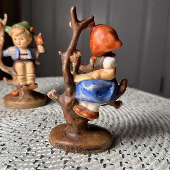 VINTAGE M.I. Hummel “Apple Tree Boy” & “Apple Tree Girl” Figurines - Picture 7 of 15